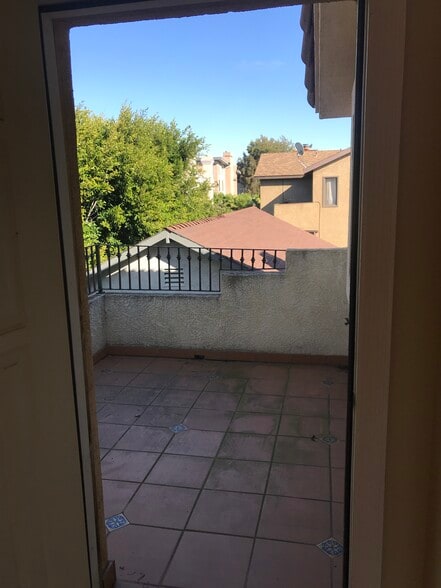 master bedroom rear balcony - 1304 Mackay Ln