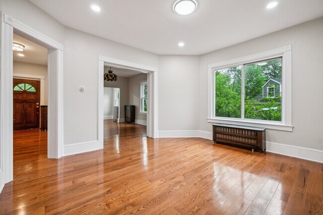 Building Photo - 6 Hughes Pl