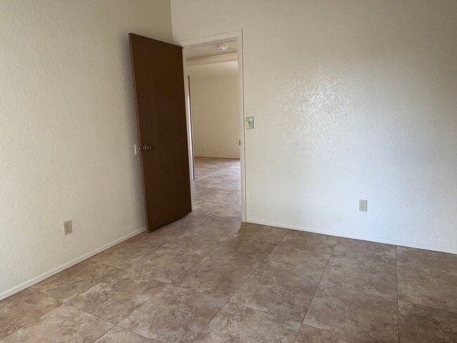 Building Photo - 3 bed/2 bath w/ large backyard