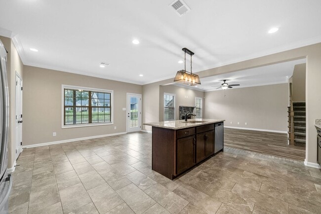 Building Photo - Pet Friendly Four Bedroom with Bonus!