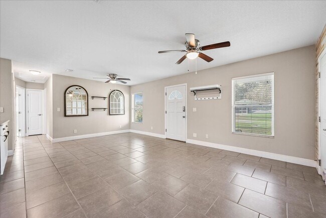 Building Photo - Beautiful and Upgraded 3/3 in South Tampa! Available Now!