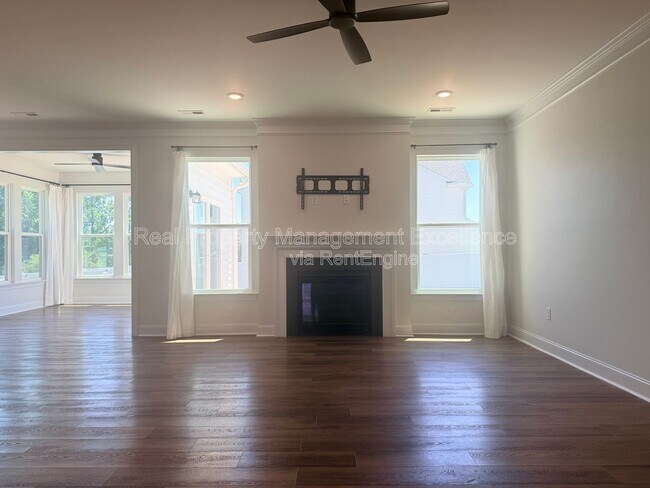 Building Photo - 16 Clear Creek Cir