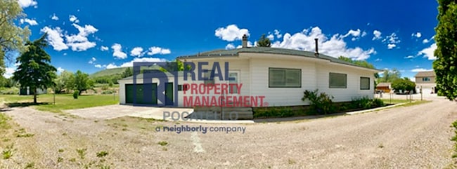 Building Photo - Beautiful Large 2 Bedroom 2 Bathroom Home ...