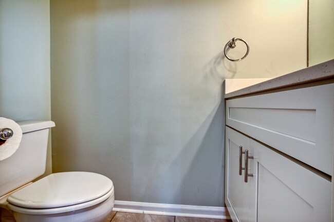 Building Photo - 617 13th Ave S