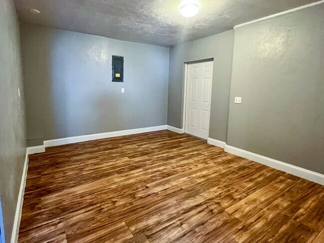 Building Photo - Pet Friendly 5BR/3BA Pool home in Northwoo...
