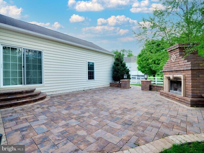 Building Photo - 41397 Windybush Dr