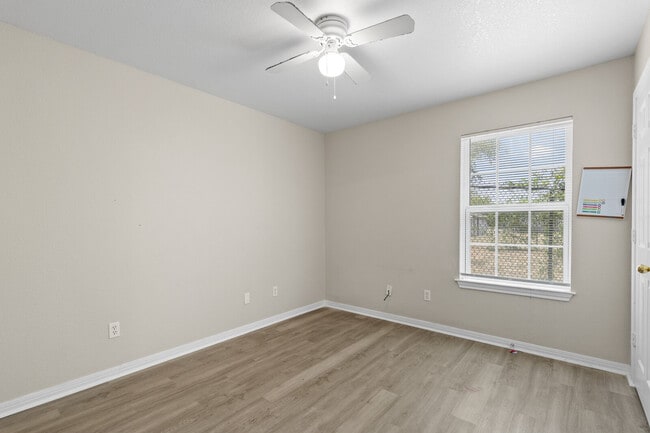 Building Photo - 217 E Craven Ave