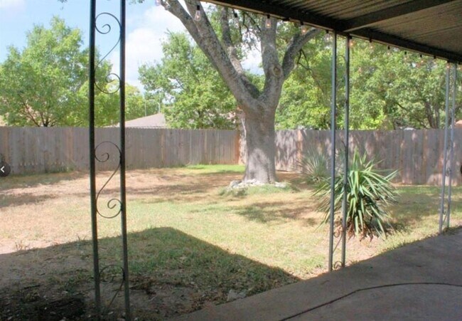 Building Photo - 1507 Pine Knoll Dr