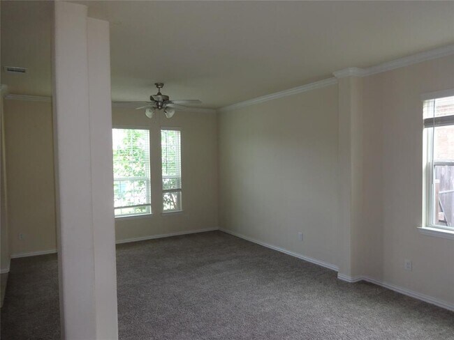 Building Photo - 1402 Green Highland Dr