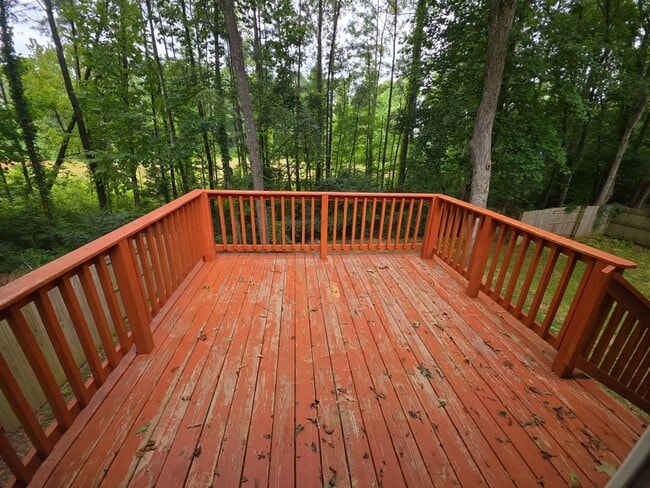 Building Photo - Bright 3 Bedroom Home with Basement, Backyard, and Garage