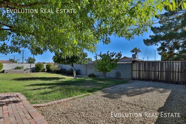 Building Photo - 3 Bedroom Scottsdale Home with Garage!