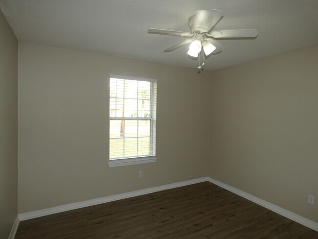 Building Photo - Spacious 3-Bedroom Home - Half Acre Lot