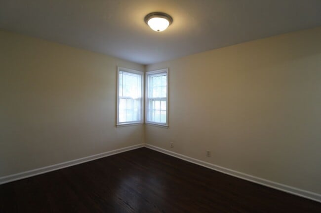 Building Photo - One Bedroom Duplex in North Kansas City