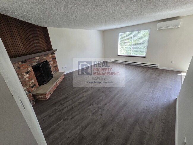 Building Photo - Check out this completely wonderful 2-bedroom, 1.0-bath unit!