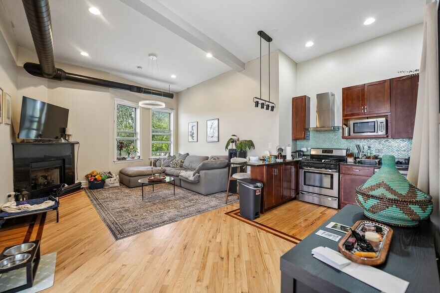 Building Photo - 5014 S King Dr