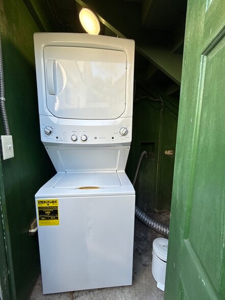 Laundry room in private courtyard - 3221 Herschel Street