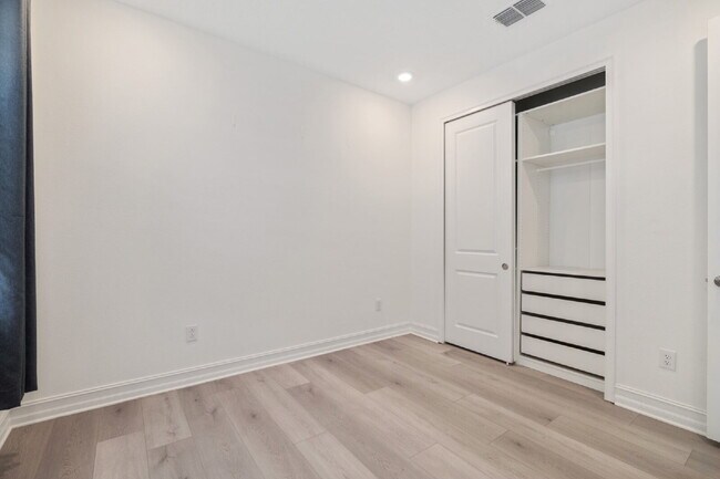 Building Photo - Estancia 3-Bed Retreat in Wesley Chapel wi...