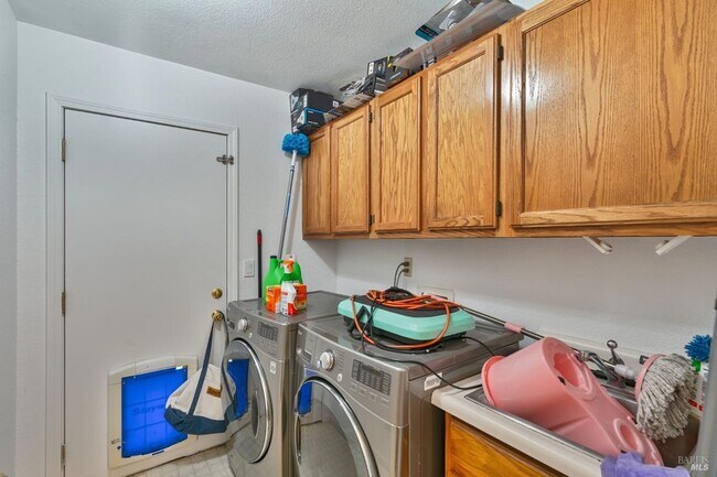 Building Photo - 3500 Crownridge Dr