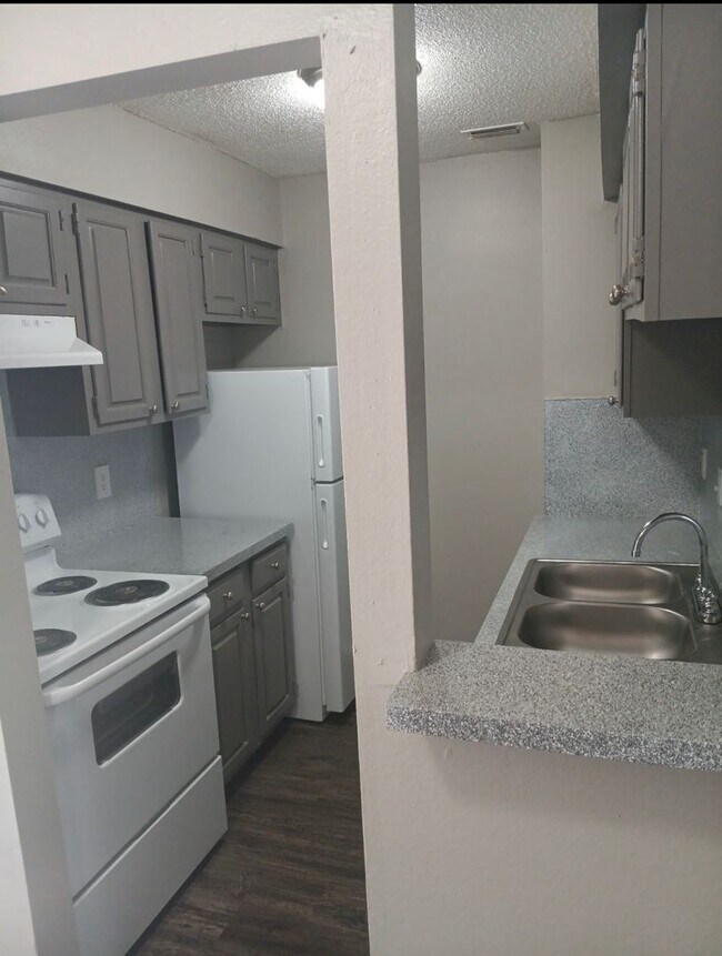 Building Photo - 2423 E 55th Pl