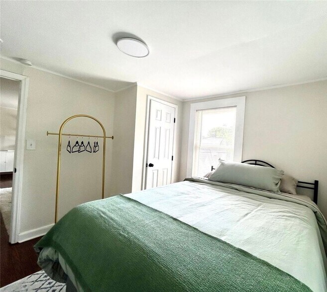 Building Photo - 1034 Charles Ave