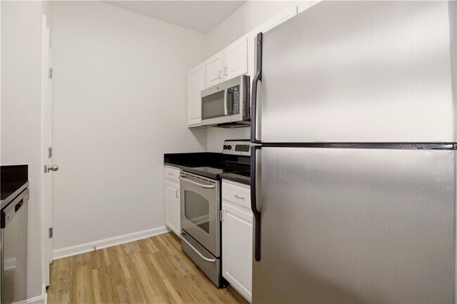 Building Photo - 1000 Providence Pl