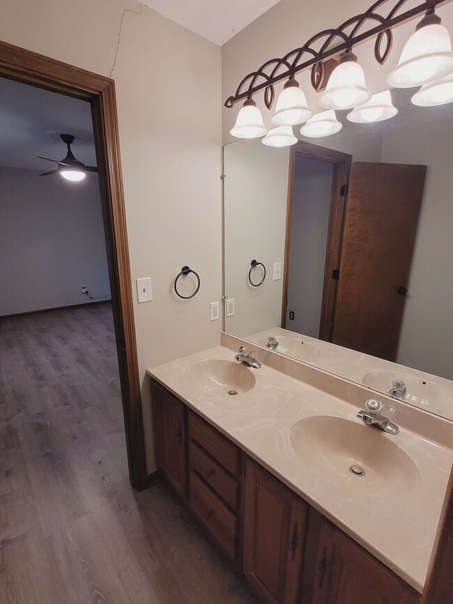 Building Photo - 3 bed, 3 bath home off Chapel Hill Road