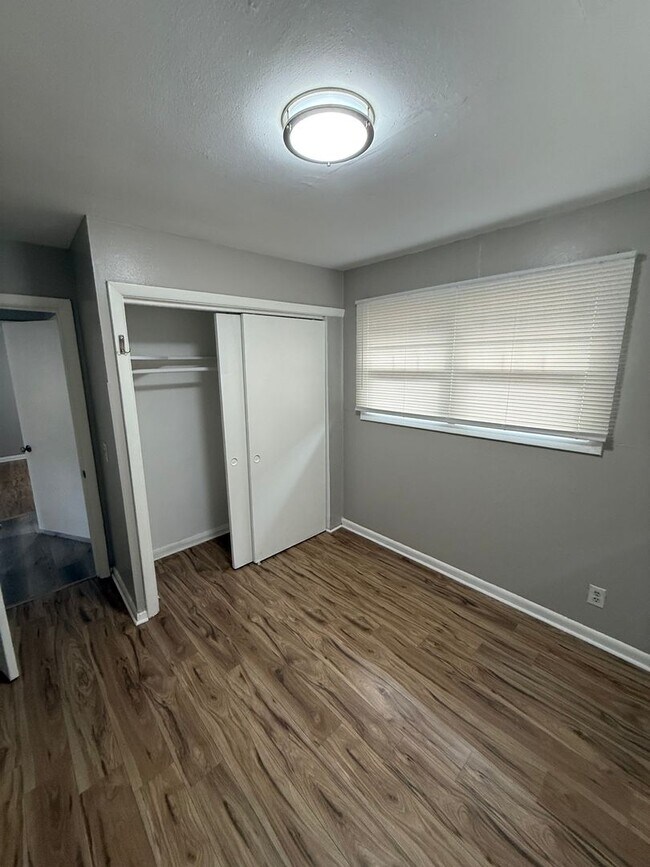 Building Photo - POL03