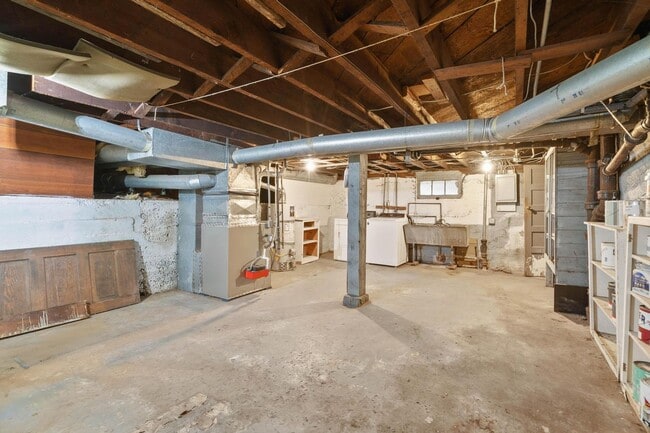 Building Photo - Spacious, light-filled 3-bdrm/2-bath vinta...