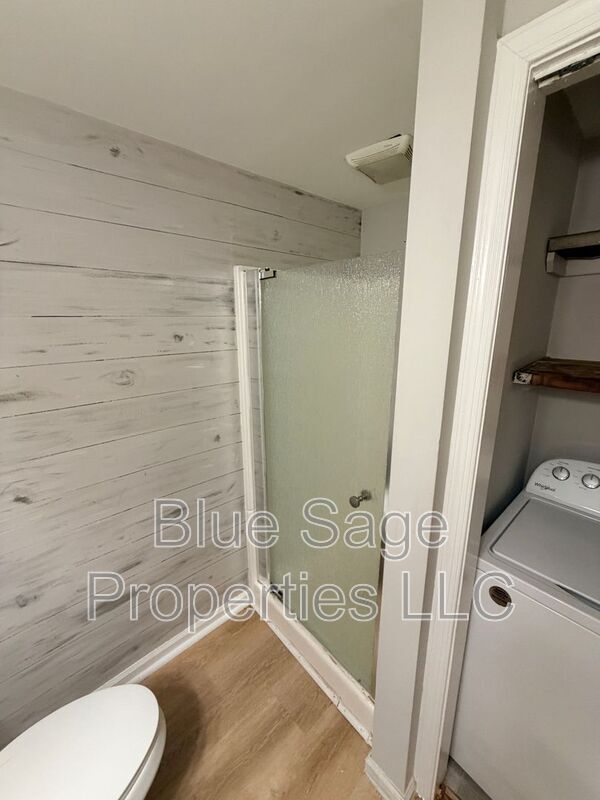 Building Photo - 913 8th Ave