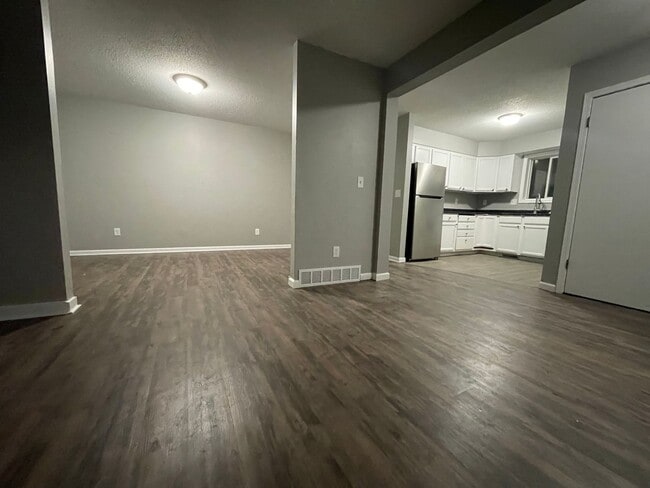 Building Photo - Amazing 5 Bedroom 2 Bathroom Home in South Minneapolis!