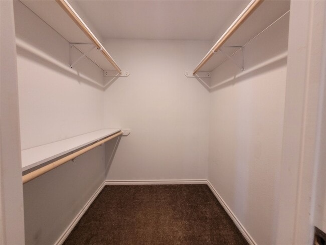 Building Photo - 2428 Parkview Dr