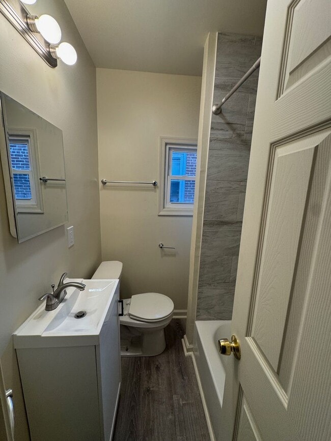 Building Photo - 4 Bedroom Home