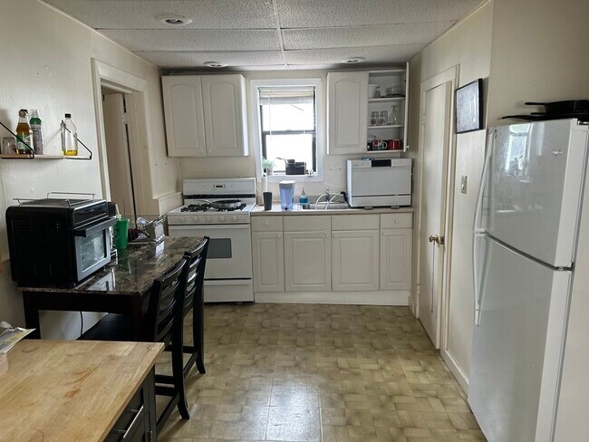 Building Photo - 114 W 8th St