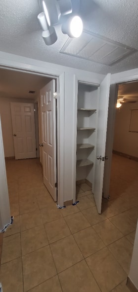 Building Photo - 7525 Fox Hollow Dr