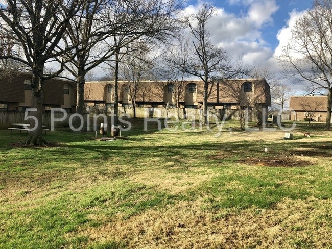 Building Photo - 420 Walton Ln