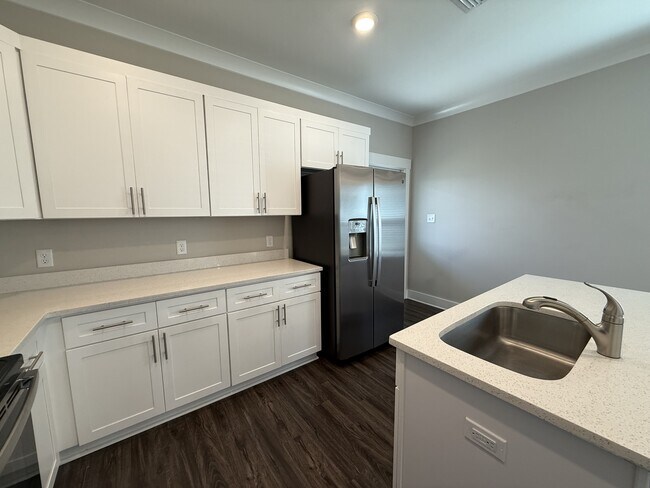 Building Photo - 202 Date Palm Lane