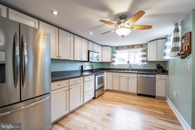 Building Photo - 225 W 6th Ave