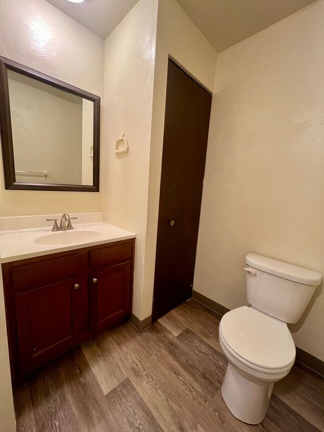 Building Photo - Beautiful First Floor 1 Bedroom Apartment Available at Kellywood Manor!  Call Today!