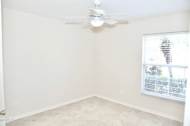 Building Photo - 974 Villa Dr