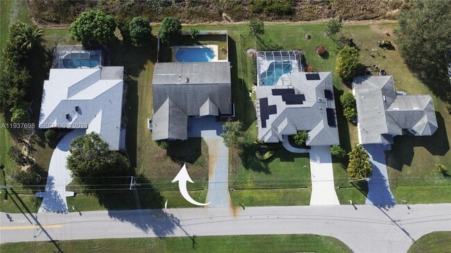 Building Photo - 5402 NW Emblem St