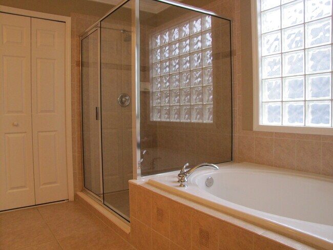 Building Photo - Stunning Windermere Home in Gated Communit...