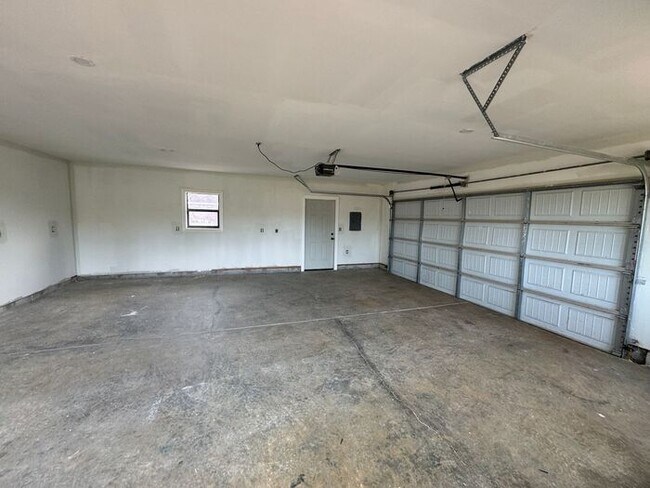 Building Photo - Fenced yard, great location