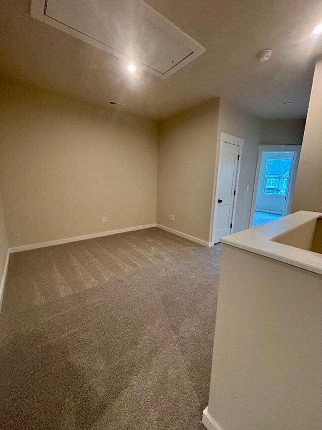 Building Photo - Beautiful, New Construction Townhouse in G...