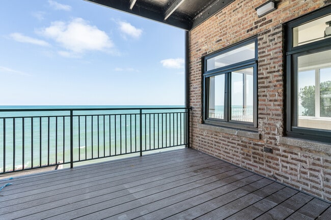 Building Photo - 7729 N Eastlake Terrace