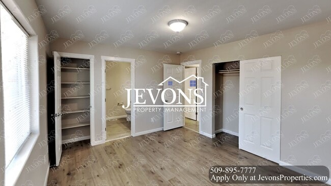 Building Photo - 1912 W Mead Ave