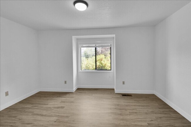 Building Photo - 5Bd/2.5Ba Everett Home