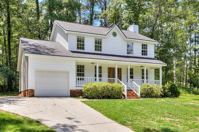 Building Photo - 3 bedroom, 2.5 bathroom home on a large co...