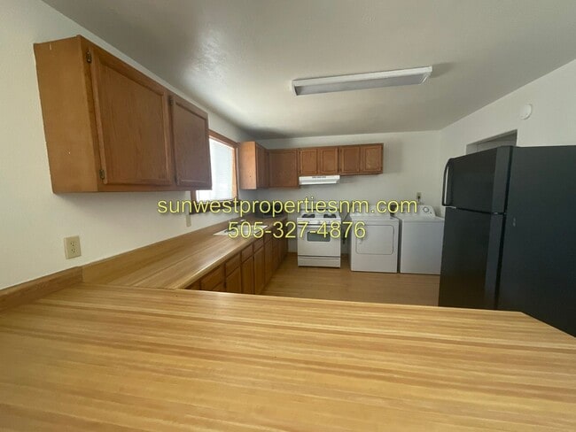 Building Photo - 2 Bedroom, 1 Bath with Washer and Dryer