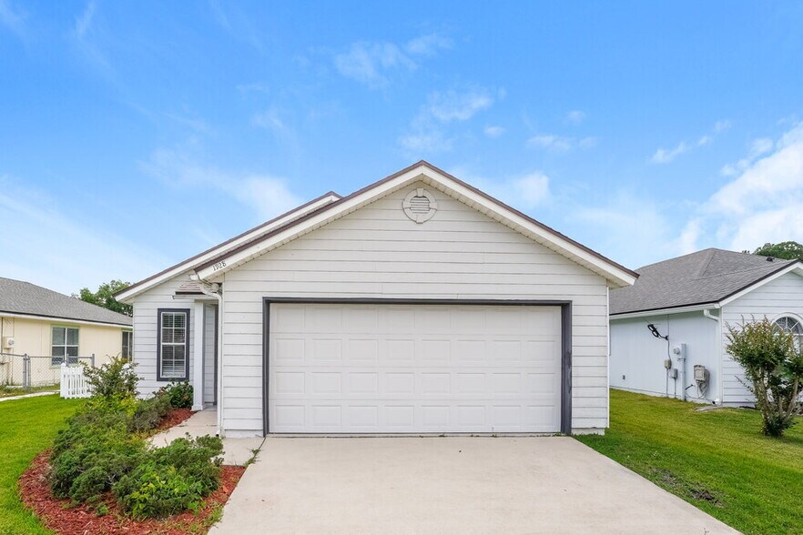 Primary Photo - 1928 Hunters Trace Cir