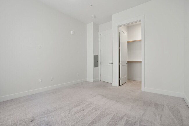 Building Photo - Luxe Condo Near Regis With Covered Parking Included